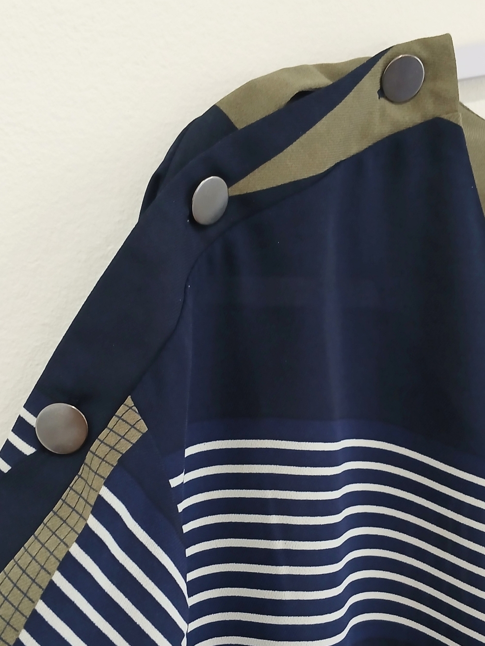 CLEO  Sage Green and Navy  Blouse Shoulder Buttons Sz XL - Picture 4 of 14